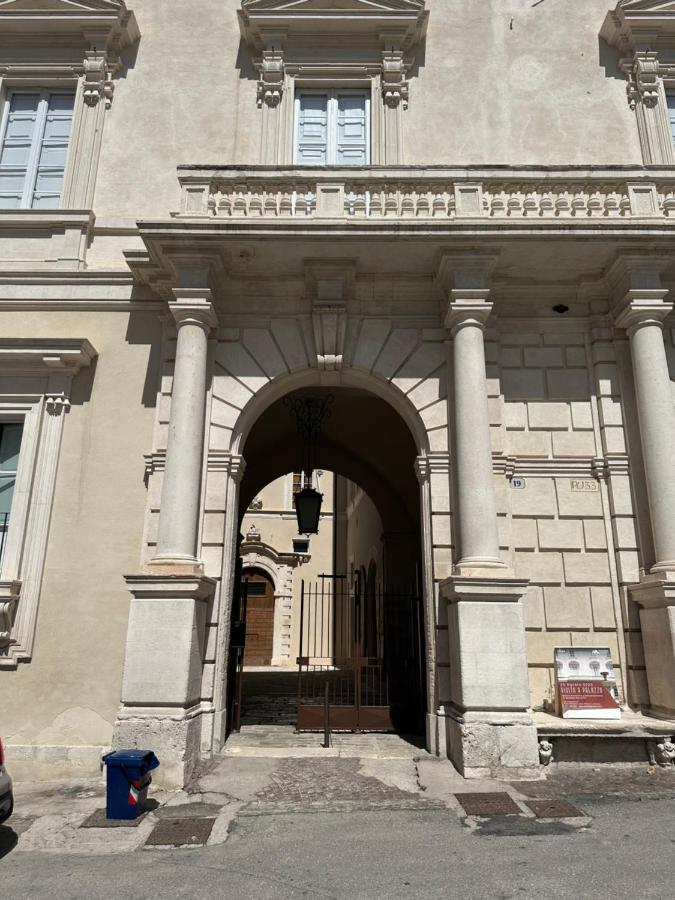 Casa Colonna - Suite Della Torre LʼAquila المظهر الخارجي الصورة